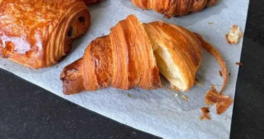 طريقة عمل الكرواسون المنزلي بأسلوب المخابز الفاخرة