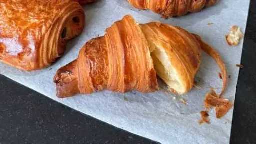 طريقة عمل الكرواسون المنزلي بأسلوب المخابز الفاخرة طريقة عمل الكرواسون المنزلي بأسلوب المخابز الفاخرة