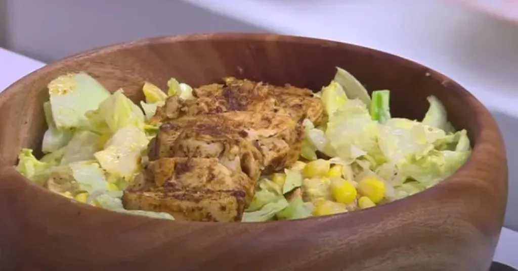 طريقة مبتكرة لتحضير سلطة دجاج بالزبادي.. وجبة مليئة بالنكهة والقيمة الغذائية