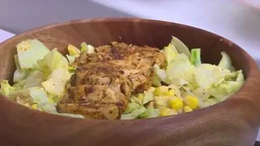 طريقة مبتكرة لتحضير سلطة دجاج بالزبادي.. وجبة مليئة بالنكهة والقيمة الغذائية