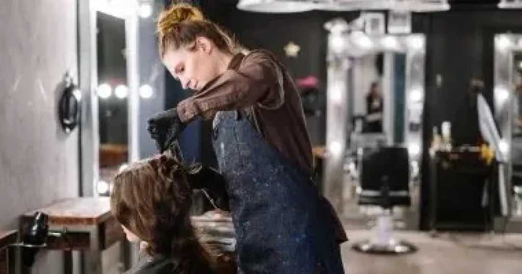 كل ما تحتاجين معرفته قبل صبغ شعركِ للمرة الأولى.. دليلك خطوة بخطوة لجمال آمن ومثالي