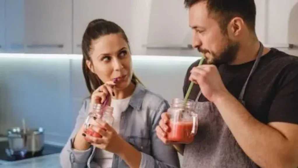 مشروب طبيعي مذهل قبل النوم يعزز صحة البشرة خلال شهر