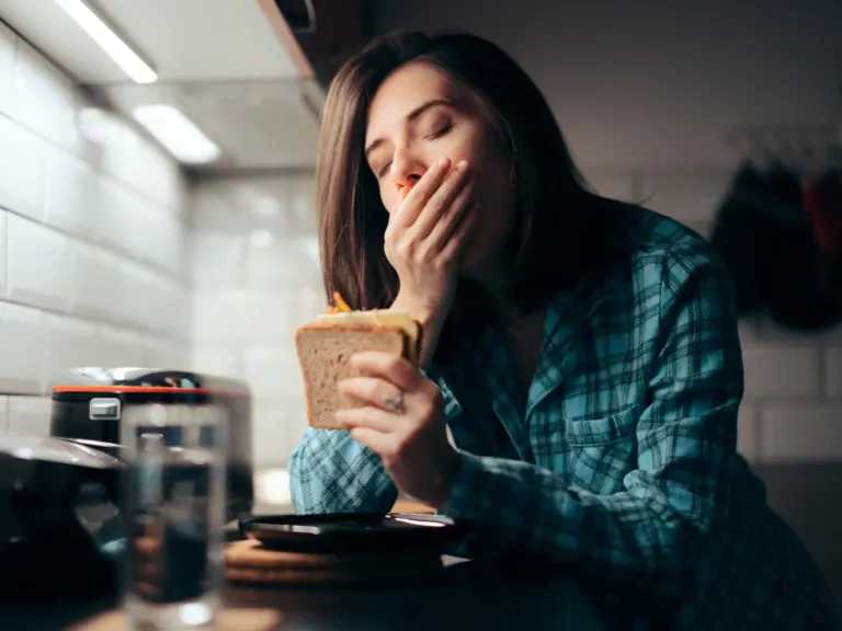 أطعمة تسرق نشاطكِ.. تعرفي على الأسباب والحلول