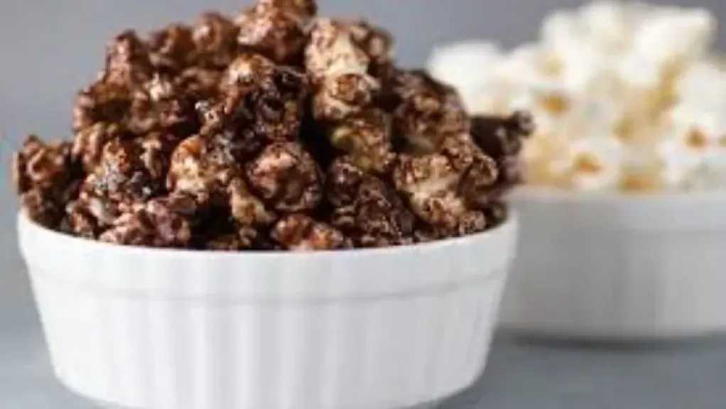 صينية الفشار بالشوكولاتة.. تريند جديد يُشعل السوشيال ميديا وشهيّة الجميع