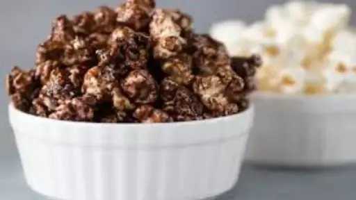 صينية الفشار بالشوكولاتة.. تريند جديد يُشعل السوشيال ميديا وشهيّة الجميع