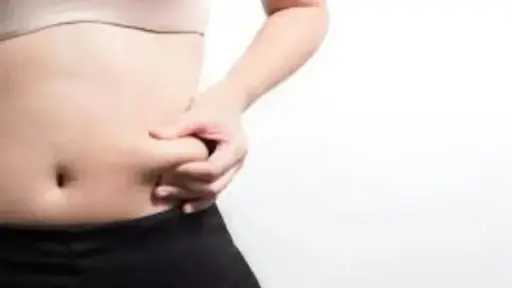 عادات صباحية تزيد دهون البطن عند النساء وكيفية تجنبها لتعزيز الصحة العامة