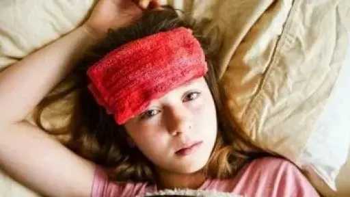 أهم طرق التعامل مع الحمى عند الأطفال.. دليلك للخفض السريع والآمن لدرجة الحرارة