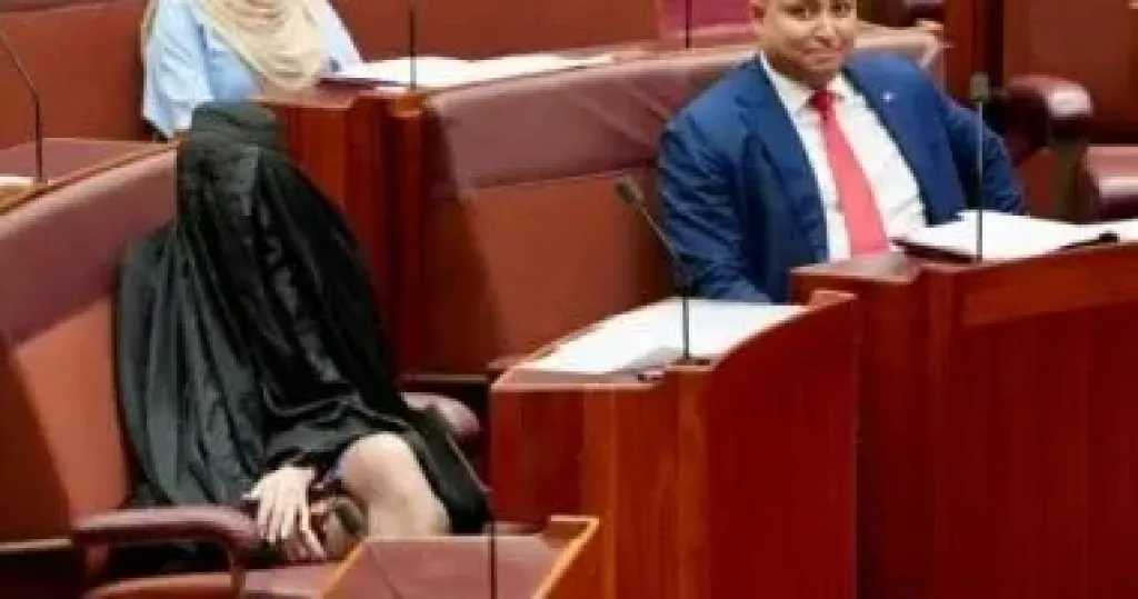 تعليق عضوية السيناتور الأسترالية بولين هانسون بعد ارتدائها النقاب في البرلمان يشعل الجدل