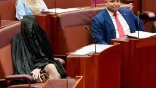 تعليق عضوية السيناتور الأسترالية بولين هانسون بعد ارتدائها النقاب في البرلمان يشعل الجدل