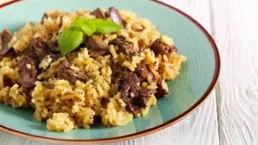 طاجن الأرز بالكبدة.. وصفة شهية وسريعة لتحضير وجبة غذائية متكاملة