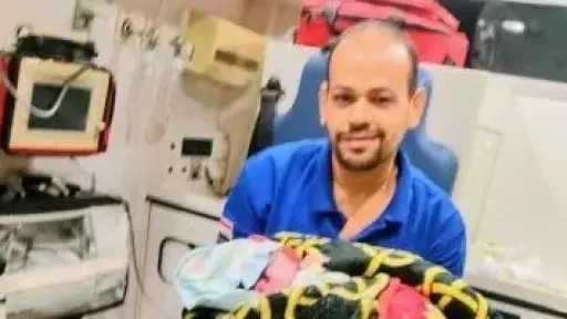 الليل وأخره .. مسعف بقنا ينقذ ربة منزل قبل الفجر ويساعدها فى... الليل وأخره .. مسعف بقنا ينقذ ربة منزل قبل الفجر ويساعدها فى الولادة الطبيعية