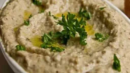 طريقة مثالية لتحضير سلطة البابا غنوج الشهية بمكونات بسيطة طريقة مثالية لتحضير سلطة البابا غنوج الشهية بمكونات بسيطة