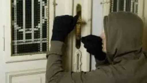 جريمة حب.. فتاة تتفق مع شاب على سرقة والدها لمساعدته على الزواج منها بالوراق