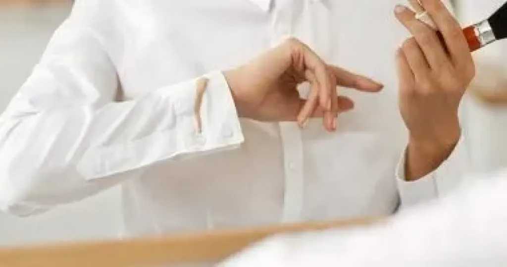 5 طرق فعّالة لإزالة بقع المكياج من الملابس بسهولة