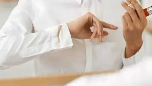 5 طرق فعّالة لإزالة بقع المكياج من الملابس بسهولة 5 طرق فعّالة لإزالة بقع المكياج من الملابس بسهولة