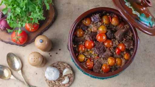 طاجن الفريك باللحم.. وصفة مصرية لوجبة دافئة شهية في الشتاء طاجن الفريك باللحم.. وصفة مصرية لوجبة دافئة شهية في الشتاء