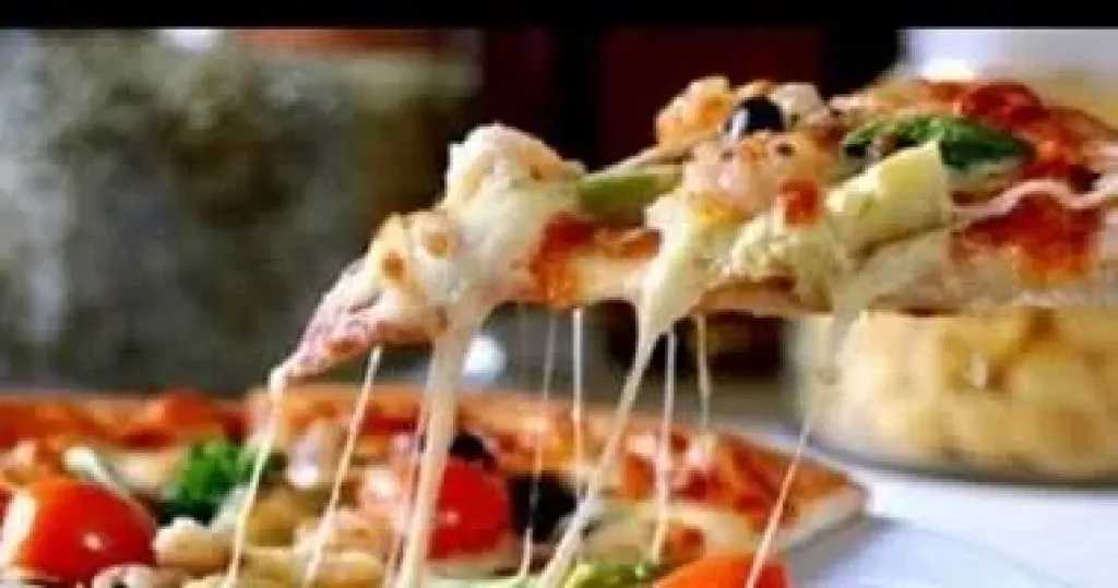 طريقة عمل البيتزا السريعة في المنزل.. وصفة مثالية للأمهات المشغولات