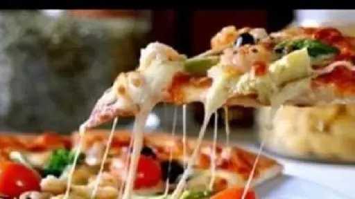 طريقة عمل البيتزا السريعة في المنزل.. وصفة مثالية للأمهات المشغولات