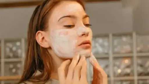 5 أقنعة طبيعية تشد البشرة وتقاوم التجاعيد… سر الشباب من مطبخك