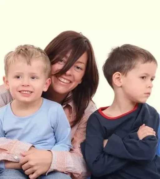 كيف تتعامل الأسرة مع الغيرة بين الأطفال عند قدوم مولود جديد؟