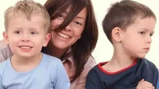 كيف تتعامل الأسرة مع الغيرة بين الأطفال عند قدوم مولود جديد؟