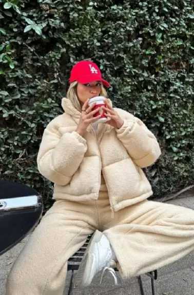 دليل إطلالات شتوية أنيقة وعملية لطالبات الجامعة