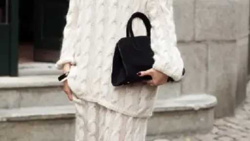 إطلالات شتوية دافئة وأنيقة.. أفضل أنواع الجيبات لموسم 2025