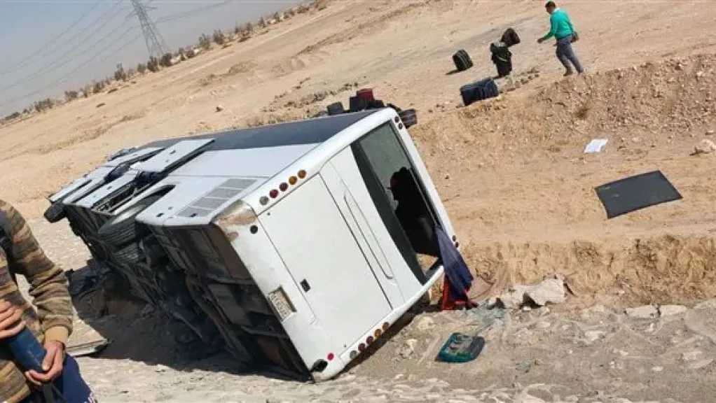 حداث مروع على طريق قنا - سوهاج .. انقلاب أتوبيس ركاب والدفع بسيارات الإسعاف