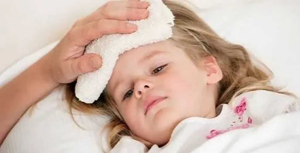 طرق فعالة وآمنة لخفض حرارة الطفل في المنزل وحماية صحته