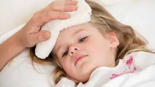 طرق فعالة وآمنة لخفض حرارة الطفل في المنزل وحماية صحته