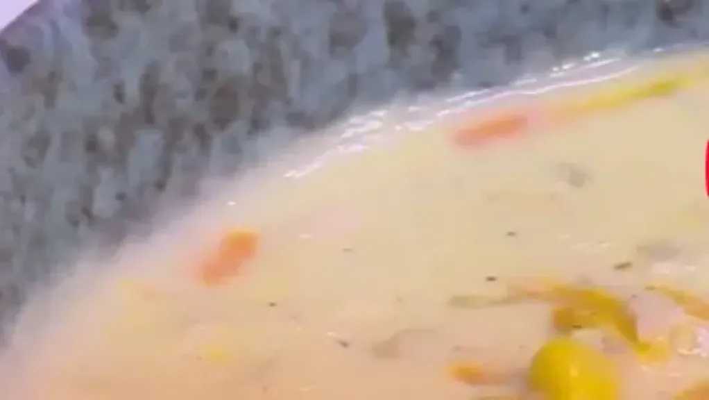 شوربة الذرة بالدجاج.. دفء وليالي الشتاء الباردة