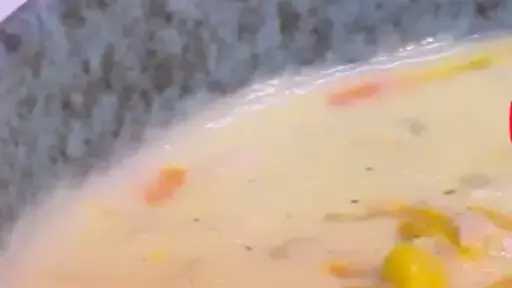 شوربة الذرة بالدجاج.. دفء وليالي الشتاء الباردة