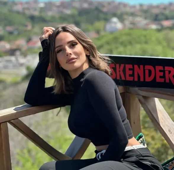 إيمان العاصي تشعل الأنستجرام بإطلالة كاجوال ساحرة