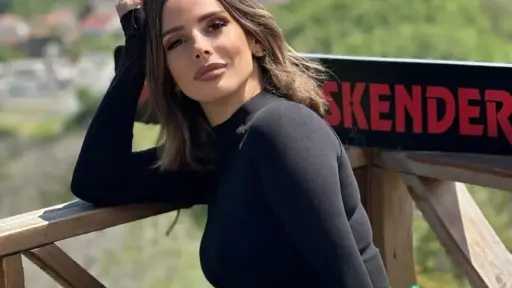 إيمان العاصي تشعل الأنستجرام بإطلالة كاجوال ساحرة