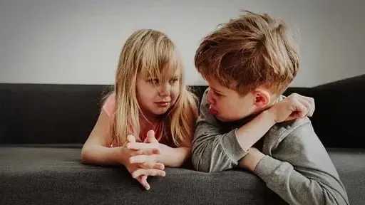 كيفية إدارة خلافات الإخوة.. دليل عملي لتربية علاقة صحية ومستدامة