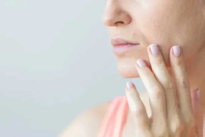 7 حلول طبيعية لعلاج المسام الواسعة وتحسين مظهر البشرة