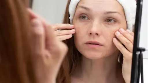 اكتشفي علامات نقص فيتامين د على بشرتك وشعرك عند النظر في المرآة