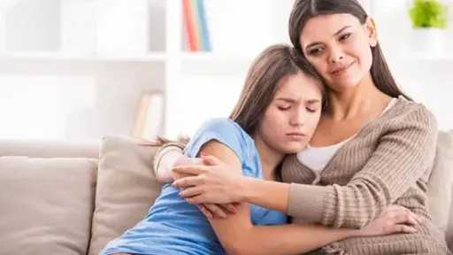 كيف تؤثر نظرة الأم لنفسها على بناء حب الذات لدى بناتها؟