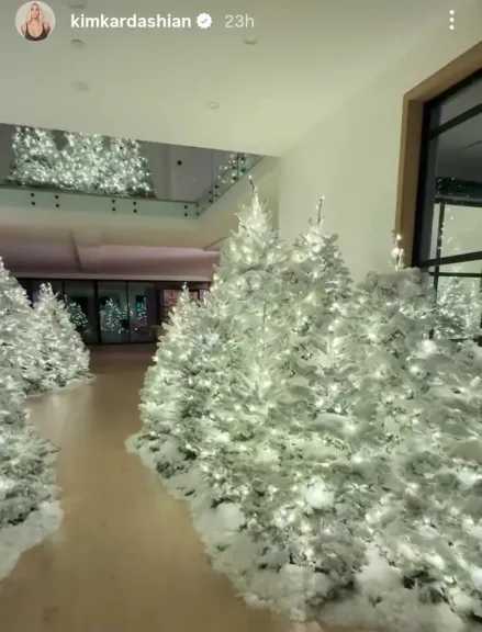 كيم كارداشيان تبهر متابعيها بروعة ديكورات الكريسماس في منزلها الفاخر