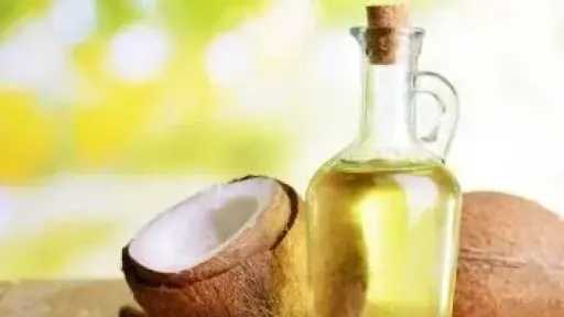 تعرفي على أفضل الزيوت الطبيعية لاستعادة جمال شعركِ هذا الشتاء تعرفي على أفضل الزيوت الطبيعية لاستعادة جمال شعركِ هذا الشتاء