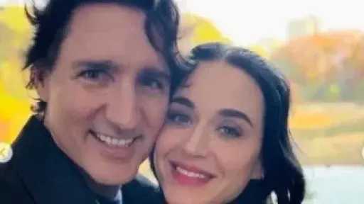 كاتي بيري وجاستن ترودو.. قصة حب عالمية تُكشف في شوارع طوكيو كاتي بيري وجاستن ترودو.. قصة حب عالمية تُكشف في شوارع طوكيو