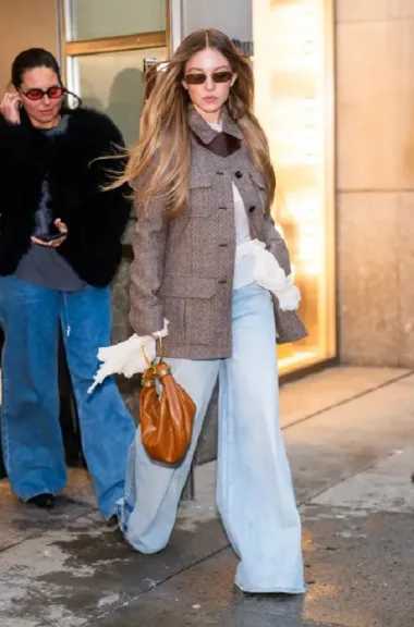 أفضل إطلالات شتوية بالبناطيل الجينز.. أناقة بلا حدود