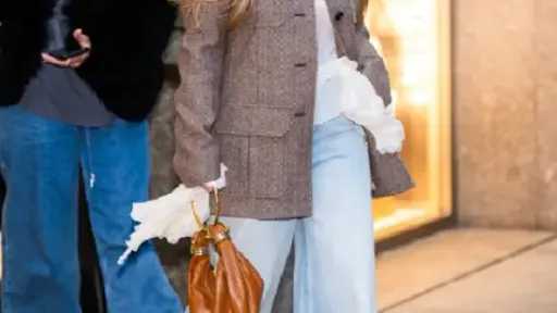 أفضل إطلالات شتوية بالبناطيل الجينز.. أناقة بلا حدود أفضل إطلالات شتوية بالبناطيل الجينز.. أناقة بلا حدود