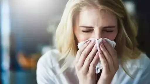 كيف تحمي نفسك وأسرتك من نزلات البرد في الشتاء؟ الصحة تقدم نصائح مهمة