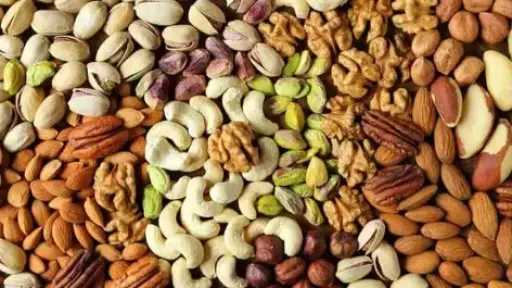 المكسرات وبذور السحر.. سرّ البشرة النضرة والشعر الكثيف