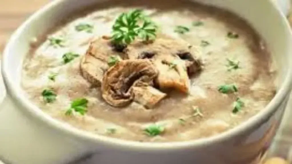 شوربة الفطر بالرافيولي