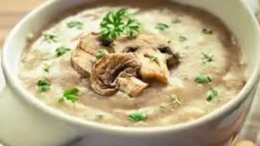 شوربة الفطر بالرافيولي.. مزيج كريمي غني يجمع النكهة والراحة