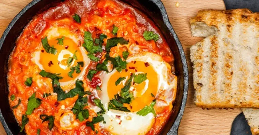 البيض بالطماطم