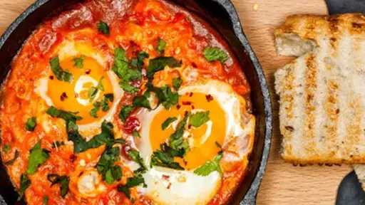 وصفة البيض بالطماطم في الفرن.. إفطار شهي مليء بالفوائد الغذائية وصفة البيض بالطماطم في الفرن.. إفطار شهي مليء بالفوائد الغذائية
