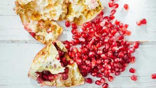 قشر الرمان.. كنز طبيعي للصحة والجمال قشر الرمان.. كنز طبيعي للصحة والجمال